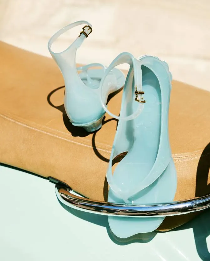 <strong>THE JELLY EFFECT</strong>A playful, colorful style that goes with everything, and embodies the ease and lightness of a summer wardrobe.