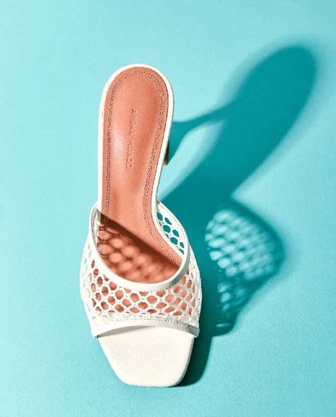 <strong>SUMMER WHITE</strong>Step into the light in fifty shades of white, from chic sandals to candy bags.