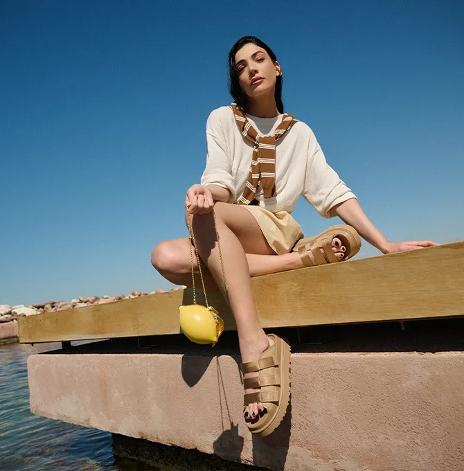 <strong>Chic in Motion</strong>Τα flat sandals της σεζόν, refined simplicity με fashion-forward διάθεση.