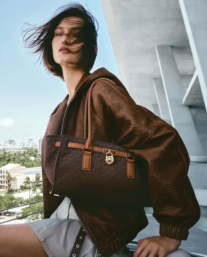<strong>MICHAEL KORS CHIC</strong>Effortless style meets glamour chic in the winter collection.