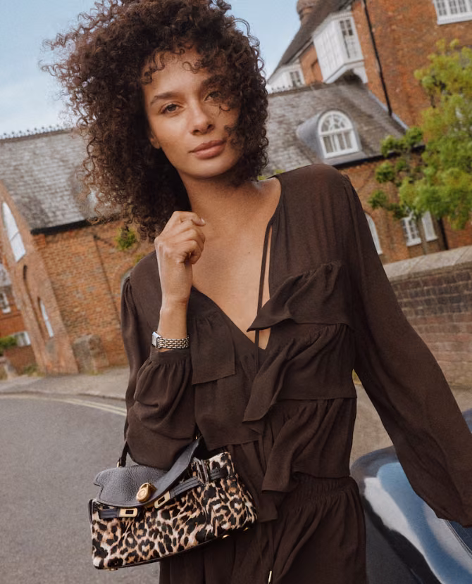 <strong>MICHAEL KORS</strong>Polished glamour with an effortless city attitude.