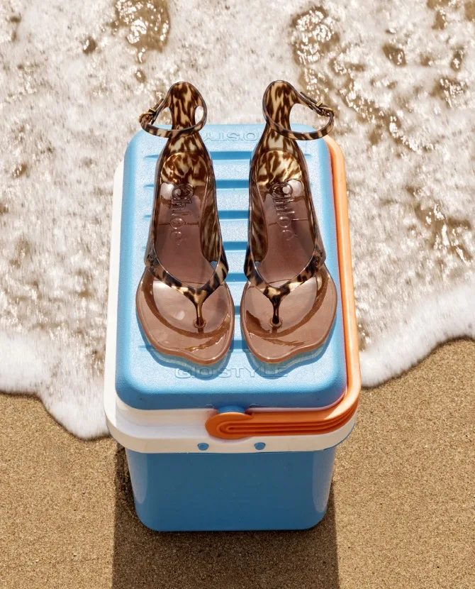 <strong>THE JELLY EFFECT</strong>Summer starts at your feet. Jelly sandals for every sun-soaked adventure.