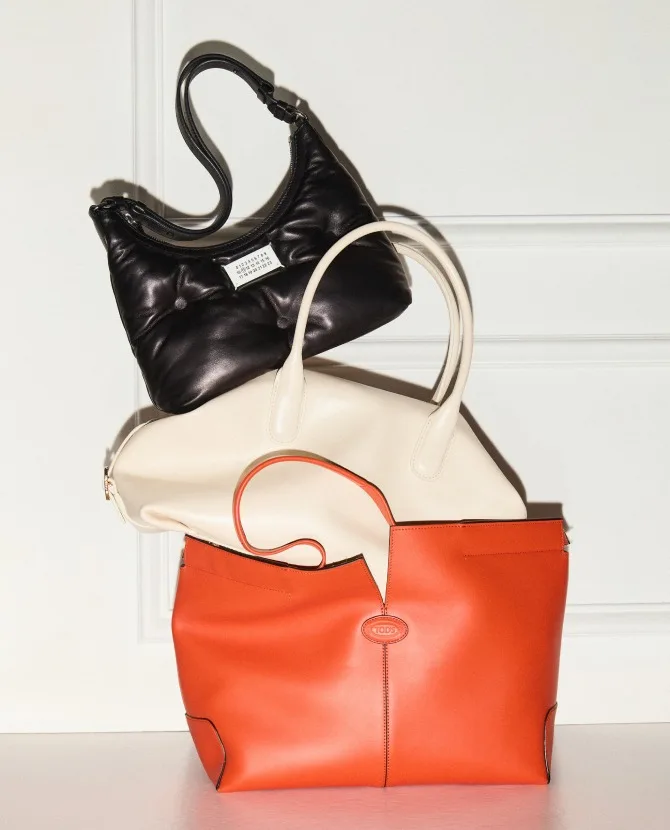 <strong>CARRY THE SEASON</strong>Fresh textures and elevated shapes in our new season bag collection.