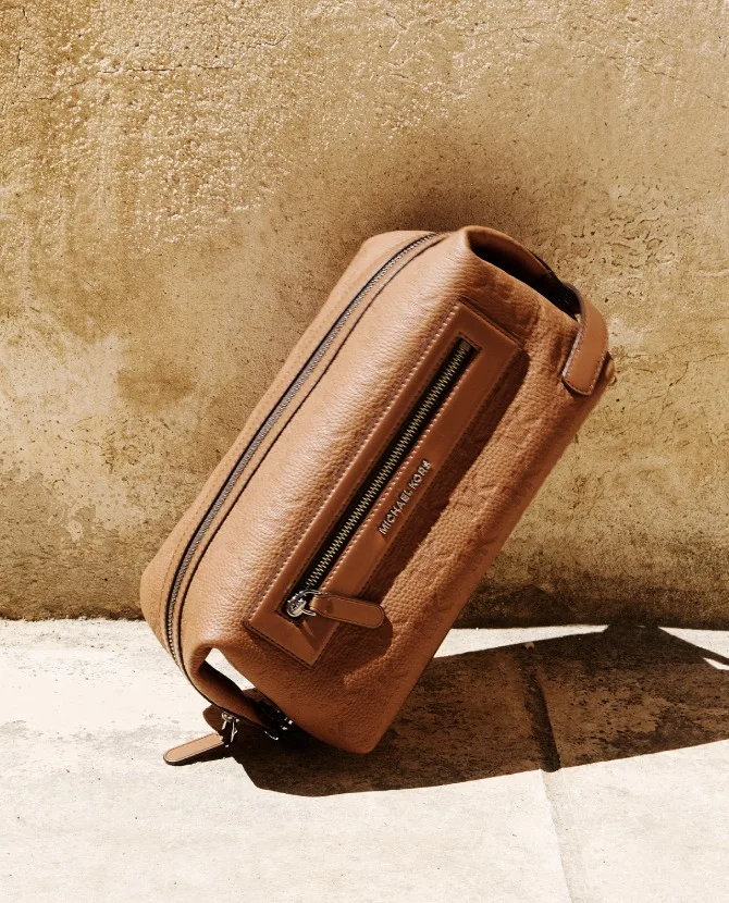 <strong>CARRY THE SEASON</strong>Discover bags from everyday essentials to statement pieces.