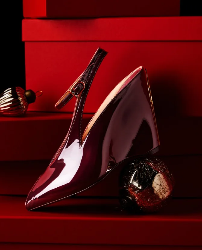 <strong>FERRAGAMO ELEGANCE</strong>Illuminate the festive season with unexpected elegance for every grand entrance.