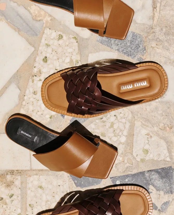 <strong>SUMMER FLATS</strong>Timeless sandals for effortless summer dressing.