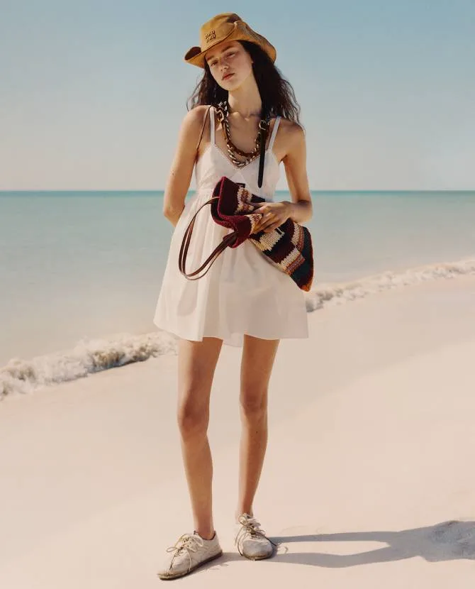 <strong>MIU MIU CHIC</strong>Discover all the bold,timeless and distinctive looks from Miu Miu summer collection.